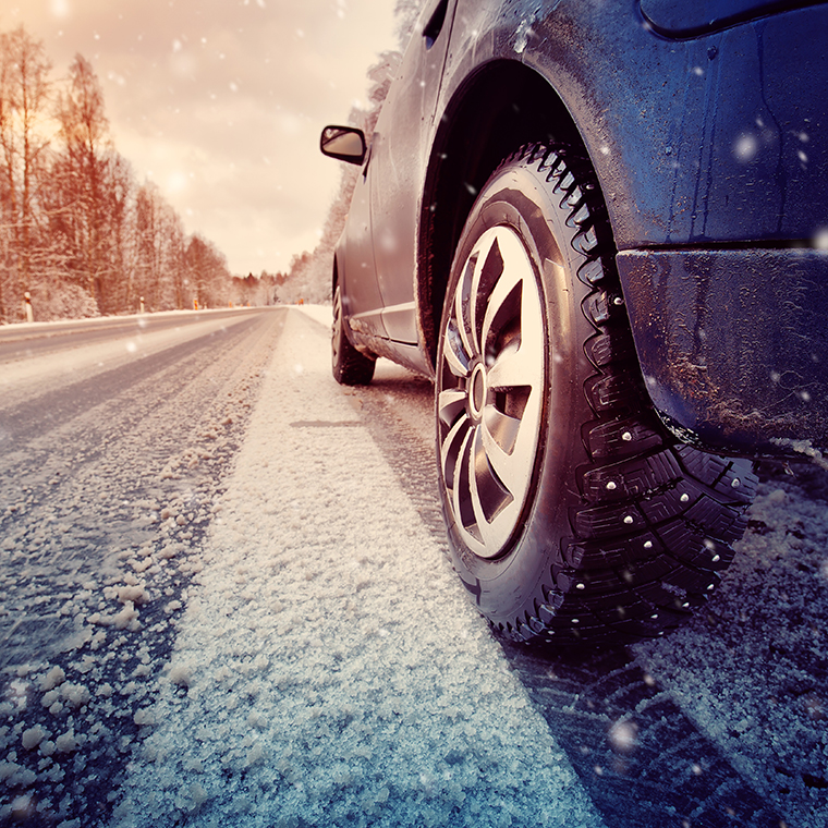 Auto con gomme invernali su strada