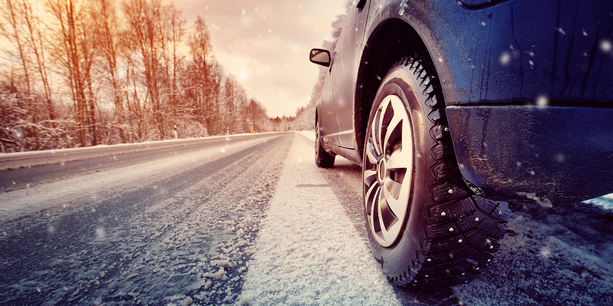Auto con gomme invernali su strada