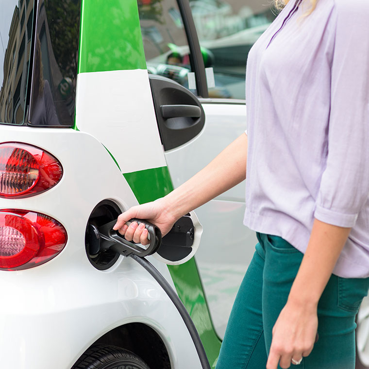 Auto elettrica rifornimento SIFÀ mobilità