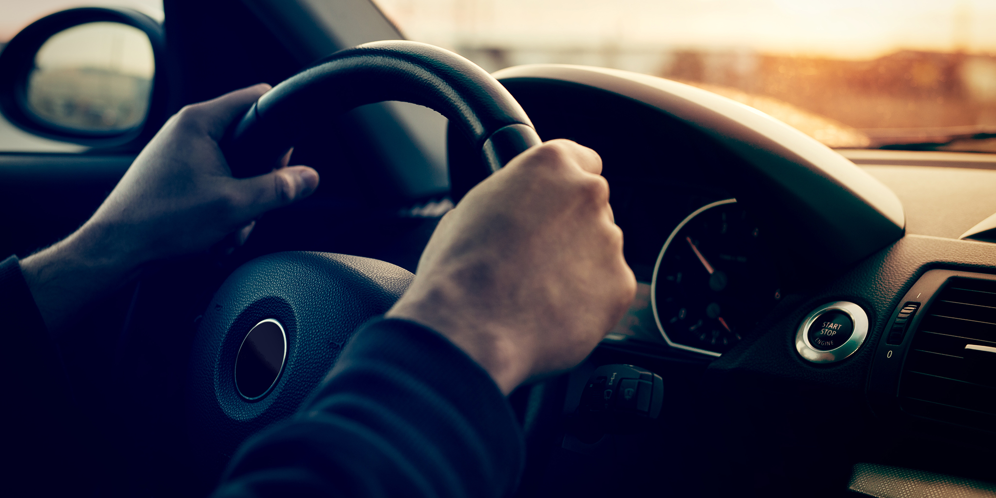 corretta postura entrambe mani sul volante