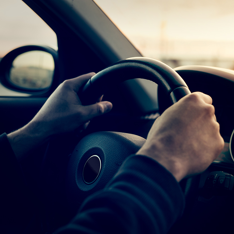 corretta postura entrambe mani sul volante