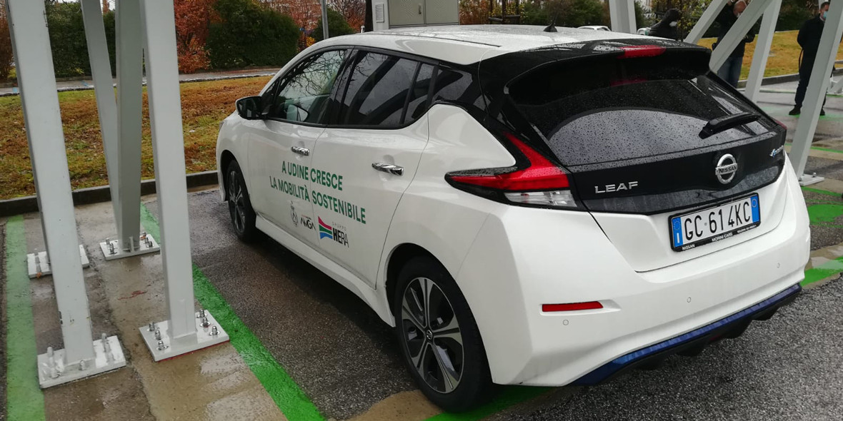 Auto presso colonnine di ricarica