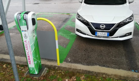 Auto presso colonnine di ricarica