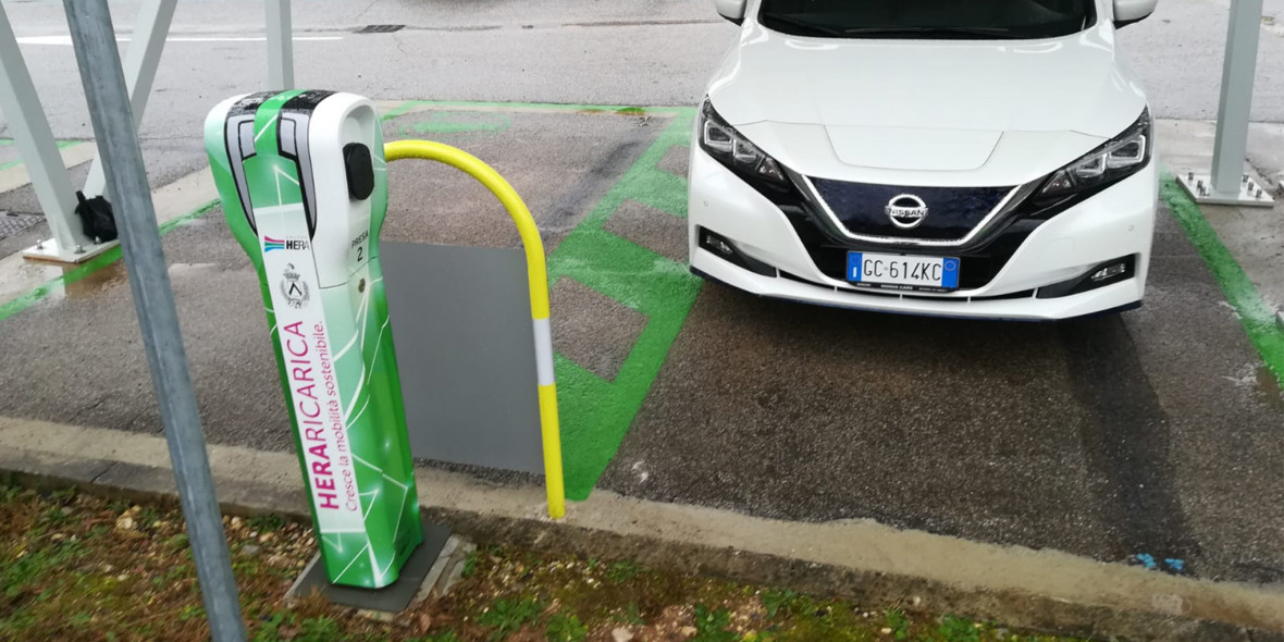 Auto presso colonnine di ricarica