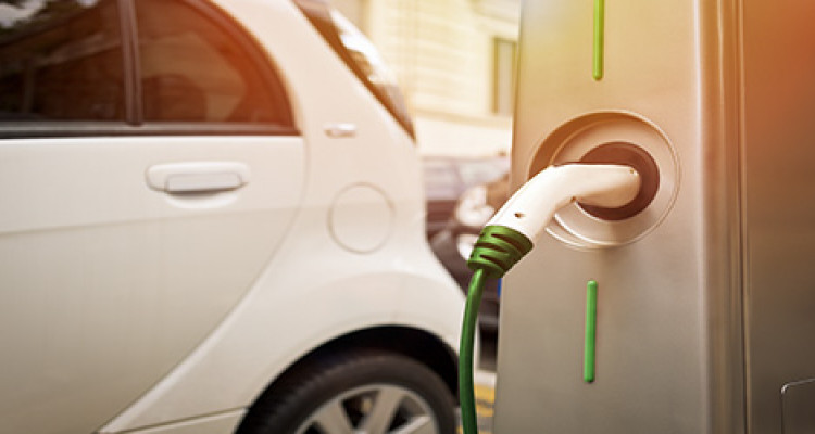 Mobilità elettrica, è sempre più vicino il momento della definitiva affermazione di quest’ultima. L’anno della svolta sarà il 2025. investimenti-auto-elettriche-2025