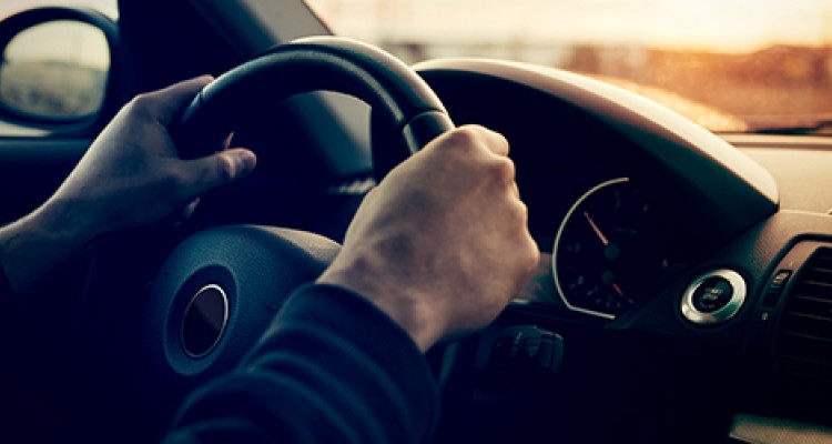 corretta postura entrambe mani sul volante corretta postura entrambe mani sul volante
