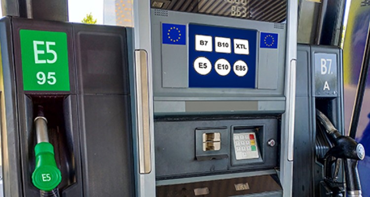 Distributore di carburante con nuove etichette Distributore di carburante con nuove etichette